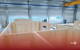 Montagearbeiten an einer Holzbaukonstruktion in Freiburg
